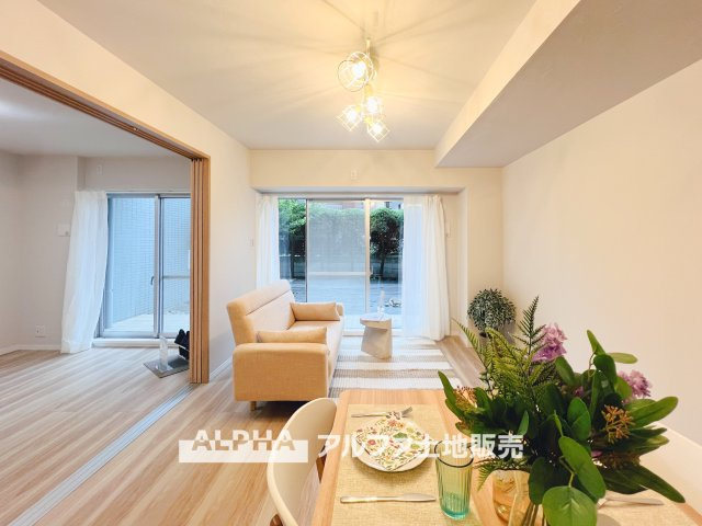 コスモ立川サングレイスの居間・リビング|【A home found by chance】
◆偶然見つけた物件で◆思わぬ空間を手に入れたい。愛を育み、人と出会い、新たな命に恵まれる。そんな未来を創造してぬくもりのある住空間を君と共有したい。