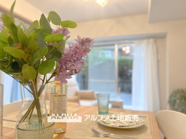 コスモ立川サングレイスの居間・リビング|【full space】
◆気軽に人を招ける◆ゆったりとした住空間に手のぬくもりを感じれるような温かい住まい。そんな環境で暮らしていくうちに僕たちも変わって行く。