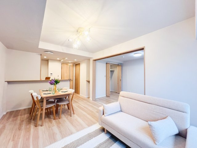 コスモ立川サングレイスの外観|【A warm space】◆心がほどける場所◆
ゆとりある空間が、日常に静かな余白をつくる住まい。人を迎えることが自然になり、暮らしのリズムも穏やかに整っていく。