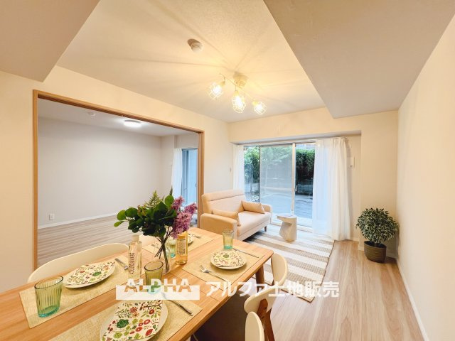 コスモ立川サングレイスの居間・リビング|【cozy living】
◆休日は◆仕事から切り離された家族の為だけの場所でゆっくりくつろぎたい。趣味や、習い事で休日を過ごすも楽しいが、結局はここが安らげる。