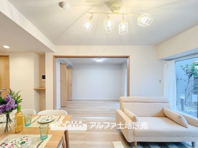コスモ立川サングレイスの居間・リビング|【A place that feels right】◆自然と人が集まる◆
広がりを感じる住空間と、手触りのある落ち着いた雰囲気。
ここで重ねる毎日が、暮らし方そのものを静かに変えていく。