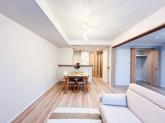 コスモ立川サングレイスのエントランス|【Quiet Comfort】
◆静けさとともに◆
外の喧騒を忘れさせる落ち着きが、日々に余白を生む。ここでの時間が、自然と笑顔を増やしていく。