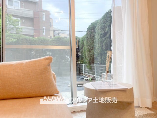 コスモ立川サングレイスの居間・リビング|【A cozy space】◆余白のある暮らし◆
人を招いても、ひとりで過ごしても心地よい住空間。
温もりを感じるこの場所が、暮らしの輪郭をやさしく描いていく。