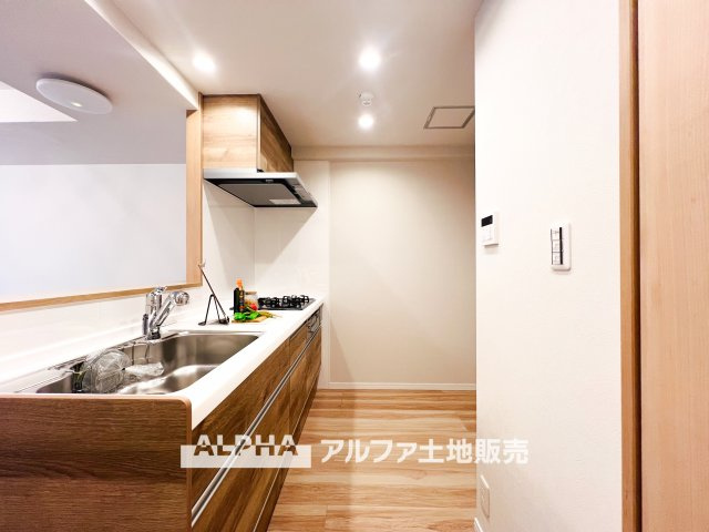 コスモ立川サングレイスのキッチン|【Life without end】
◆心地よさを求めて◆終わりのない暮らしづくりはキッチンから始まる。食事は暮らしの中でとても重要。お洒落なキッチンを使用すれば空間の居心地良さが変わる。