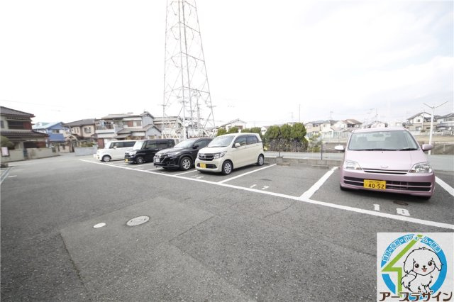 グランメゾン・Ⅰ　A棟の駐車場|車をお持ちの方に嬉しい駐車場付きの物件です
