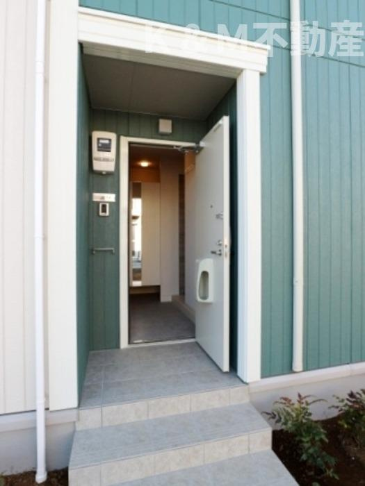 BLESS HOUSE柏西町Bのエントランス|清潔なエントランスです