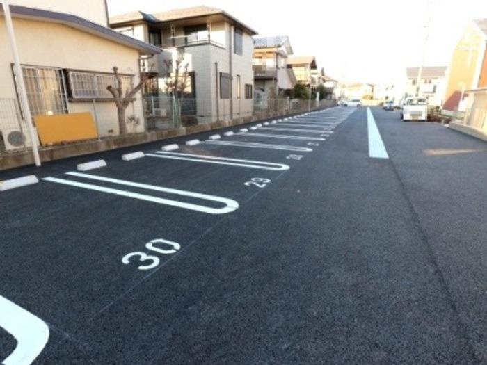 BLESS HOUSE柏西町Bの駐車場|車をお持ちの方に嬉しい駐車場付きの物件です