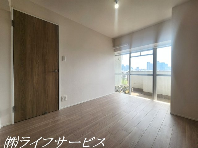 【洋室】 | 新北野第３コーポ | バルコニー側洋室5.5帖/クローゼット有