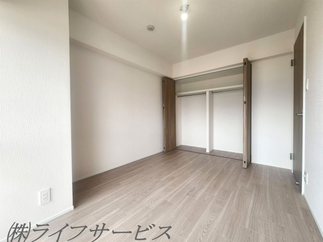 【洋室】 | 新北野第３コーポ | バルコニー側洋室5.5帖/クローゼット有