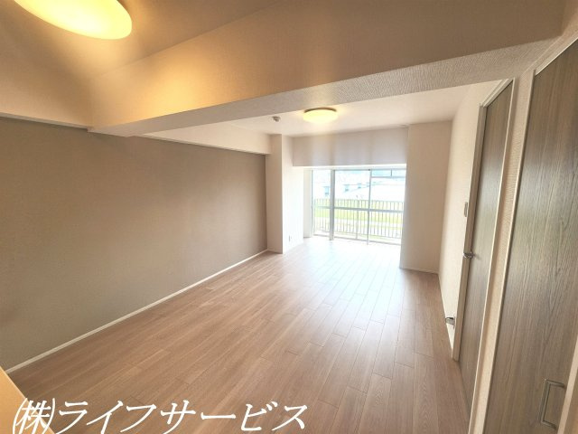 【居間・リビング】 | 新北野第３コーポ | ＬＤＫ13.7帖／即入居可！東南向きの陽当り良好のリビングルーム！カウンターキッチンからリビングルームを見渡せます！