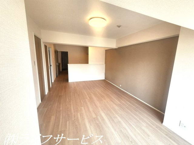 【居間・リビング】 | 新北野第３コーポ | ＬＤＫ13.7帖／即入居可！東南向きの陽当り良好のリビングルーム！カウンターキッチンからリビングルームを見渡せます！