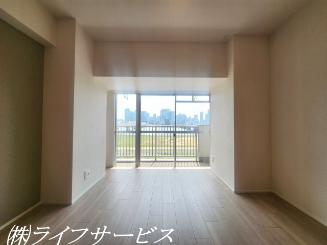 【居間・リビング】 | 新北野第３コーポ | ＬＤＫ13.7帖／即入居可！東南向きの陽当り良好のリビングルーム！カウンターキッチンからリビングルームを見渡せます！
