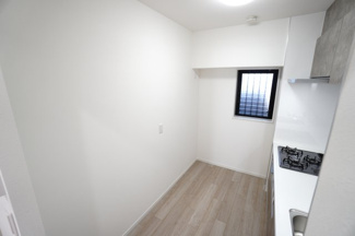 【キッチン】 | 【上質リフォーム】アスティア三篠 | 【キッチンルーム】
背面に十分なスペースを設け、冷蔵庫や棚を置いても動きやすい設計。
窓があるため風通しも良く、光が回る明るい調理スペースに。
開放的で使い勝手の良いキッチンが日々の料理を楽しくします