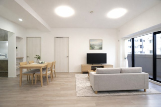 【居間・リビング】 | 【上質リフォーム】アスティア三篠 | 【約14.5帖LDK】
伝統的美意識と機能性が融合した開放感ある空間。
白基調のミニマルな室内に、自然素材の質感が奥行きを与えます。
光が回る明るい設計で、家族が自然と集まり穏やかな時を刻みます。