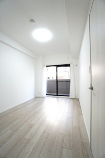 【洋室】 | 【上質リフォーム】アスティア三篠 | 【洋室約6.7帖】
心と体をゆったりと安らげる主寝室。
寝室のゆとりが大きい分だけ、
暮らしの安らぎは深まります。
一日の疲れを癒すだけでなく、
ご夫婦の親密な語らいを紡ぎ出します。