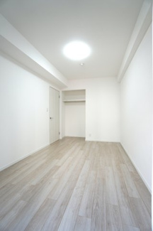 【洋室】 | 【上質リフォーム】アスティア三篠 | 【洋室約6.7帖】
どんな家具や敷物でも部屋に馴染みやすく、
コーディネートがし易そうですね。
配置も柔軟に対応できるので身の回りの整理もし易い！
自分好みの空間に出来そうですね！