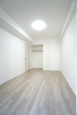 【洋室】 | 【上質リフォーム】アスティア三篠 | 【洋室約6.7帖】
どんな家具や敷物でも部屋に馴染みやすく、
コーディネートがし易そうですね。
配置も柔軟に対応できるので身の回りの整理もし易い！
自分好みの空間に出来そうですね！