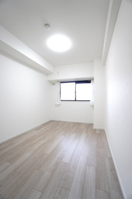 【洋室】 | 【上質リフォーム】アスティア三篠 | 【洋室約4.5帖】
居室にはクローゼットを完備。
自由度の高い家具の配置が叶うシンプルな空間です。
お子様の成長と人数と共に必要になる
子供部屋にもぴったりの間取りですね。