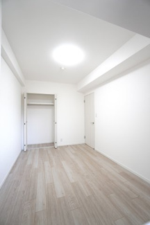 【洋室】 | 【上質リフォーム】アスティア三篠 | 【洋室約4.5帖】
こども部屋をコーディネート！このぐらいの広さがあれば、 
お子さんの好きな色やモチーフを使ったコーディネートで、
勉強もお片付けも全部楽しいお気に入りの空間にしていけそうですね！