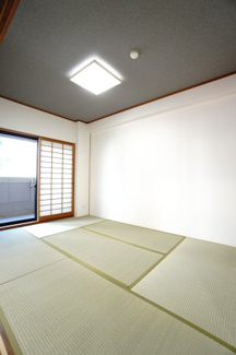 【和室】 | 【上質リフォーム】アスティア三篠 | 【Japanese-style room】
リビングに隣接した和室。
冬はコタツを置いたり、優しい畳の感触は
赤ちゃんのお昼寝にもぴったり！
居室スペースとしてだけでなく、客間としても活用できます。