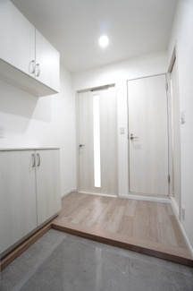 【玄関】 | 【上質リフォーム】アスティア三篠 | 【玄関ホール】
人を迎え入れる最初の場所だからこそ、
清潔感があり纏まった空間にして頂ける様に
ニッチ風シューズBOXを設置。
照明はオートライト。消し忘れや
出入りが暗くならなく済みます！