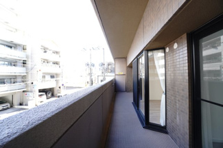 【バルコニー】 | 【上質リフォーム】アスティア三篠 | 【バルコニー】
都会の風を感じられる、奥行きにゆとりを持たせた設計。
十分な広さがあるため、日々のお洗濯も効率よくスムーズに。
大きな開口部から室内に明るい光を運び、住まい全体に開放感をもたらします。