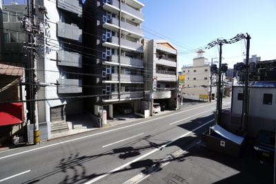 【展望】 | 【上質リフォーム】アスティア三篠 | 【シティービュー】
都会の物件からの眺望を想像すると、
周りの建物に押しつぶされそうになりますが、
本物件目の前の建物との距離もあり、
視界が開けて青空を楽しむことができます。