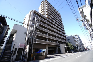 【外観】 | 【上質リフォーム】アスティア三篠 | 【耐震性】
耐震性の高さを判断するポイントは、
建築確認申請日が1981年6月1日以降の
新耐震基準に適合しているかどうか。
震度６程度の大地震でも
建物が崩壊しないレベルが基準になりました。