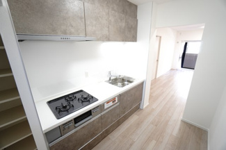 【キッチン】 | 【上質リフォーム】アスティア三篠 | ☆キッチンの特徴☆
・クリナップ社製
・アクリストンワークトップ
・浄水器一体型ハンドシャワー水栓
・一度に5人分食器洗い乾燥機は後付け可能
・フラットスリムレンジフード
・換気扇幕板が他の面材と同色