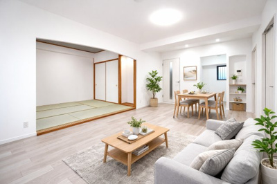 【居間・リビング】 | 【上質リフォーム】アスティア三篠 | 【約14.5帖LDK】
和の気配をやさしく残した空間に、明るい木目と光が溶け合う住まい。
和室戸襖の鴨居は、やわらかなアーチ型。
直線だけではない曲線の表情が、空間全体に穏やかさとぬくもりを添える。