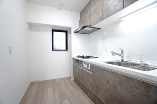 【キッチン】 | 【上質リフォーム】アスティア三篠 | 【キッチンルーム】
独立型キッチンのメリットは、人目を気にせずに調理に集中できます！
来客時に手元や調理場を見られることなく調理ができ、
隣接するリビングやダイニングまで油や煙が広がりにくくなります。