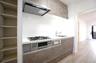 【キッチン】 | 【上質リフォーム】アスティア三篠 | ☆キッチンの特徴☆
・クリナップ社製
・アクリストンワークトップ
・浄水器一体型ハンドシャワー水栓
・一度に5人分食器洗い乾燥機は後付け可能
・フラットスリムレンジフード
・換気扇幕板が他の面材と同色