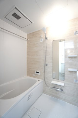 【浴室】 | 【上質リフォーム】アスティア三篠 | 【バスルーム】
TOTO社製RWシリーズは
「ゆるリラ浴槽」「カラリ床」で独自の技術によりバスタイムを
よりよく演出してくれます！
更に、浴室暖房乾燥機が標準設備！
お手入れが楽なシステムバスです。