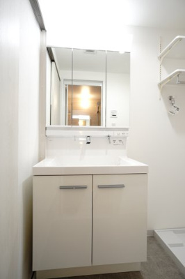 【独立洗面台】 | 【上質リフォーム】アスティア三篠 | 【コスメカウンター】
LIXIL社製!
キレイアップカウンターが特徴の本商品は、
継ぎ目等が少なく、上から吐水の水栓なので、
水がたまりにくくお手入れ楽々です。
3面鏡裏やボウル下の収納も使いやすい！
