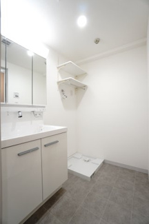 【独立洗面台】 | 【上質リフォーム】アスティア三篠 | 【パウダールーム】
嬉しい、タオル掛け付きの2段可動式のリネンラック。
しかも装着が楽なワンタッチ式の給水栓！
洗濯機置場はドラム式の洗濯機も入るサイズですが、
お手持ちのサイズが入るか要確認です！