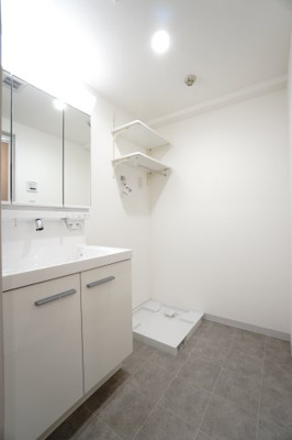 【独立洗面台】 | 【上質リフォーム】アスティア三篠 | 【パウダールーム】
嬉しい、タオル掛け付きの2段可動式のリネンラック。
しかも装着が楽なワンタッチ式の給水栓！
洗濯機置場はドラム式の洗濯機も入るサイズですが、
お手持ちのサイズが入るか要確認です！