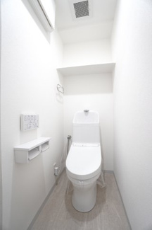 【トイレ】 | 【上質リフォーム】アスティア三篠 | 【レストルーム】
TOTO社製！
きれいをまもるせいけつトイレ！
お掃除はサッとひとふきで完了！
少ない水で、汚れをしっかり洗い流します。
ツインペーパーホルダーなので、
もしもの時も慌てない！！