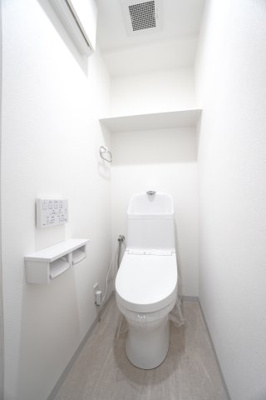 【トイレ】 | 【上質リフォーム】アスティア三篠 | 【レストルーム】
TOTO社製！
きれいをまもるせいけつトイレ！
お掃除はサッとひとふきで完了！
少ない水で、汚れをしっかり洗い流します。
ツインペーパーホルダーなので、
もしもの時も慌てない！！