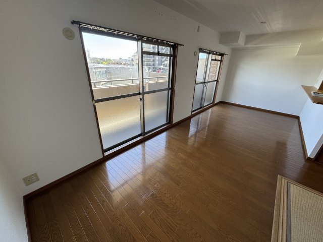 ボヌール千里中央弐番館の居間・リビング