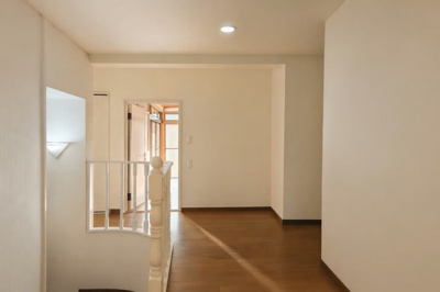 【内装】 | 大阪府茨木市北春日丘3丁目中古戸建 | 明るい色調の室内です