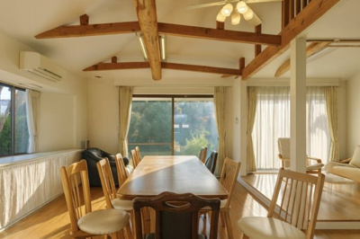 【居間・リビング】 | 大阪府茨木市北春日丘3丁目中古戸建 | こちらのリビングで趣味の時間をお楽しみください