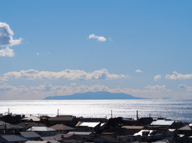 海一望！相模湾と大島を望む、至福のパノラマが広がる丘の上の展望|2階レベルからの南側の眺望。空気が澄んだ日には大島を望む。