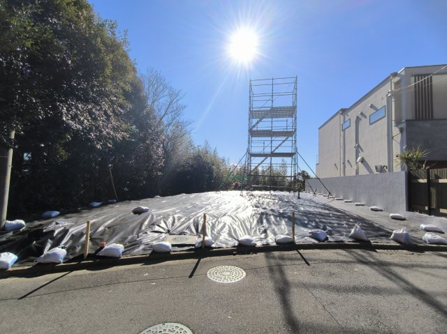 海一望！相模湾と大島を望む、至福のパノラマが広がる丘の上の前面道路含む現地写真|約11ｍの広い間口