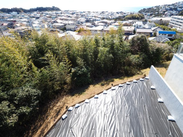 海一望！相模湾と大島を望む、至福のパノラマが広がる丘の上の外観|２階レベルから見た南側敷地