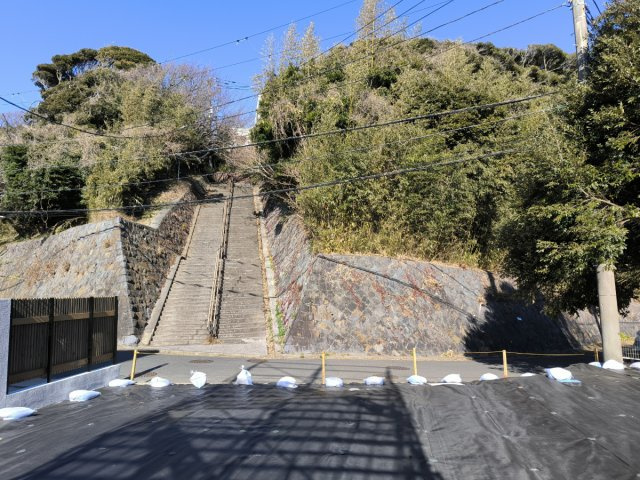 海一望！相模湾と大島を望む、至福のパノラマが広がる丘の上の前面道路含む現地写真|車の往来が少ない丘の上の閑静な住宅街