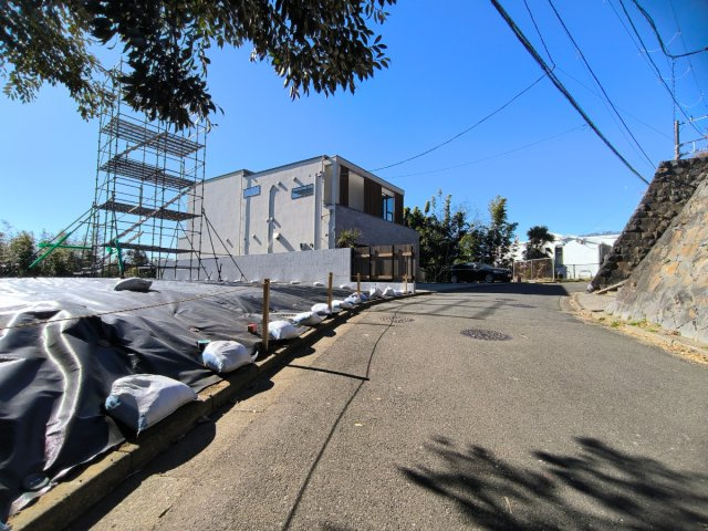 海一望！相模湾と大島を望む、至福のパノラマが広がる丘の上の前面道路含む現地写真|前面道路は幅員約4.5ｍ