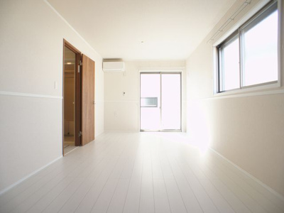 【居間・リビング】 | パルティーダ | 快適に過ごせるエアコンが付いています♪