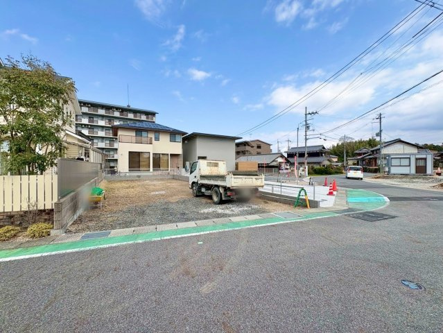 草津市青地町　建築条件無し売土地の前面道路含む現地写真