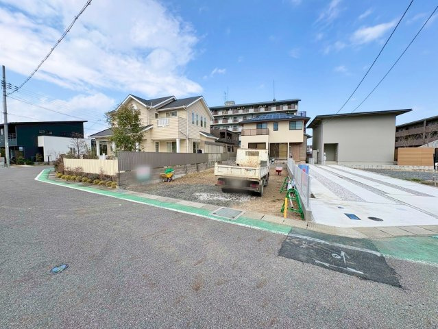 草津市青地町　建築条件無し売土地の前面道路含む現地写真