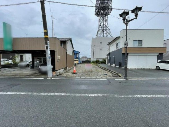 相馬市中村字宇多川町　住宅用地の前面道路含む現地写真